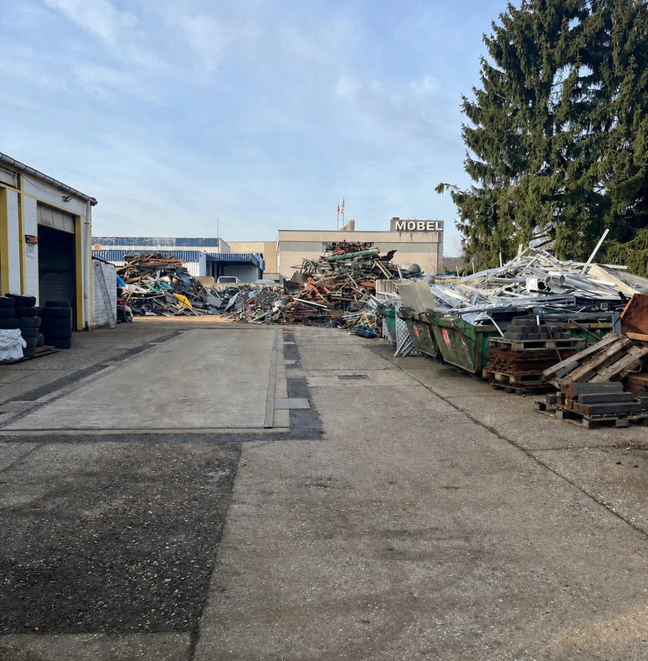 Sortierter Metallschrott auf dem RHN-Schrottplatz