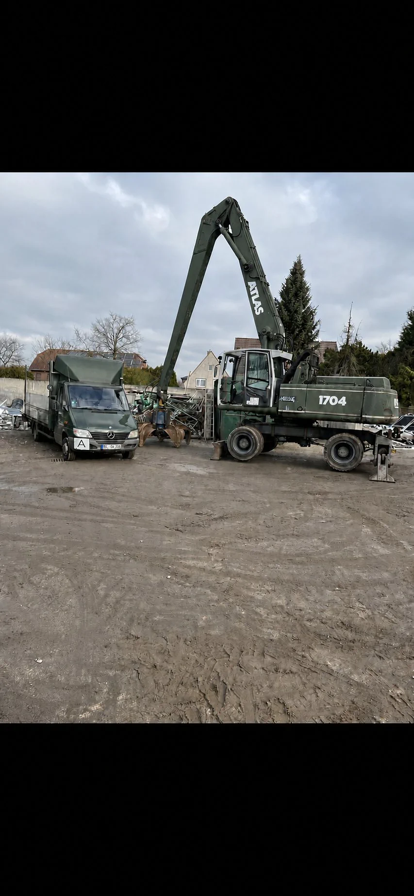 RHN Schrottplatz mit Umschlagbagger in Neukirchen-Vluyn